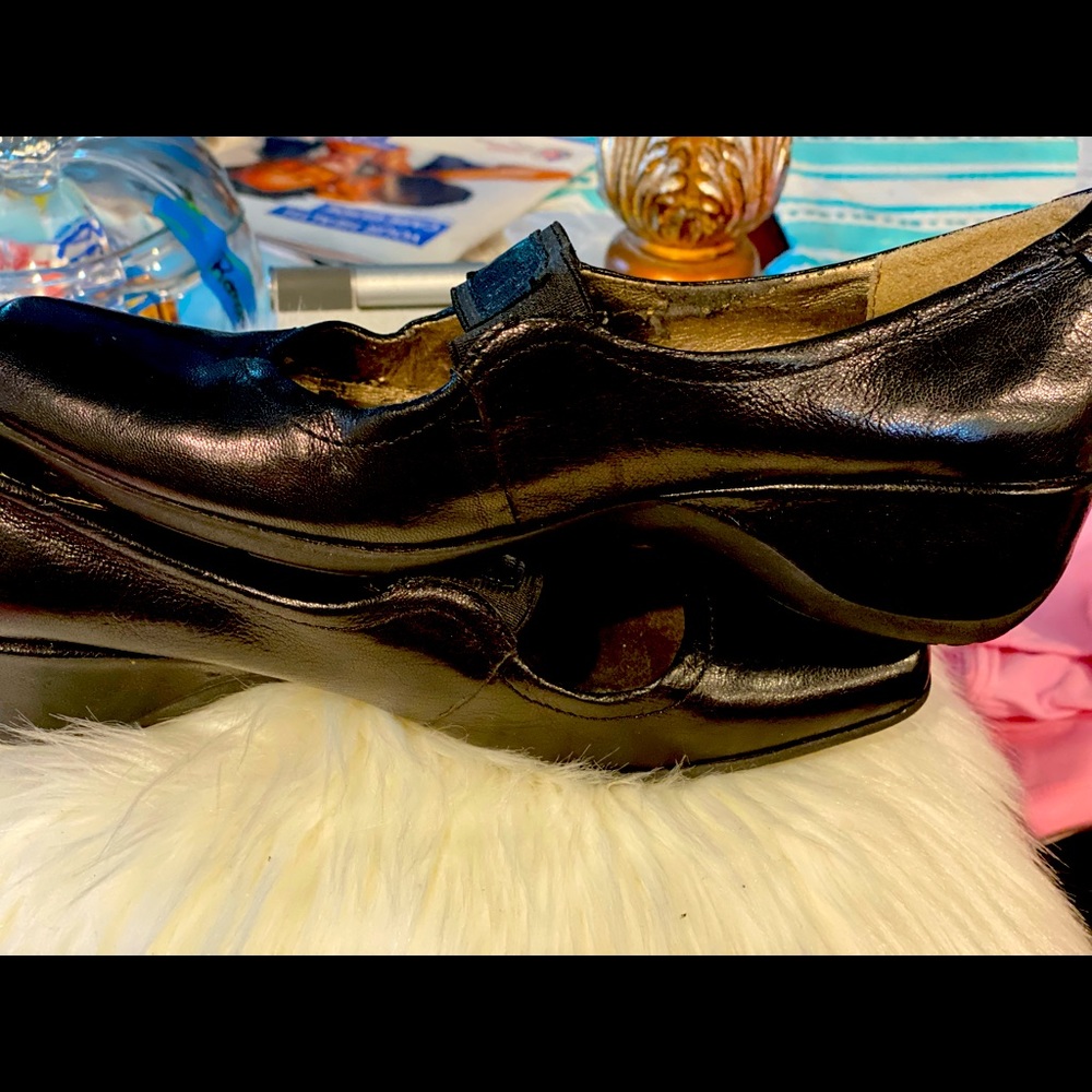 Naturalizer Black close toe small wedge.
